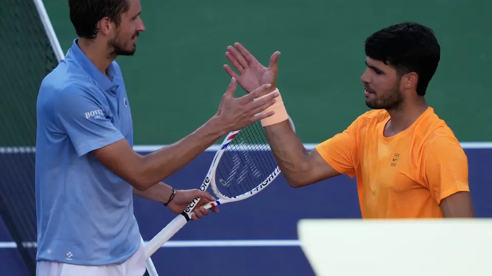 Medvedev le propina a Alcaraz su primera derrota del año y se mete a final de Indian Wells