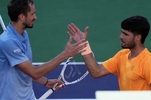 Medvedev le propina a Alcaraz su primera derrota del año y se mete a final de Indian Wells