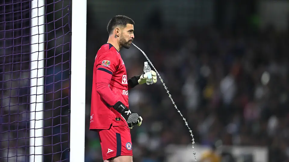 Andrés Gudiño, portero de Cruz Azul, ante Pumas | MEXSPORT