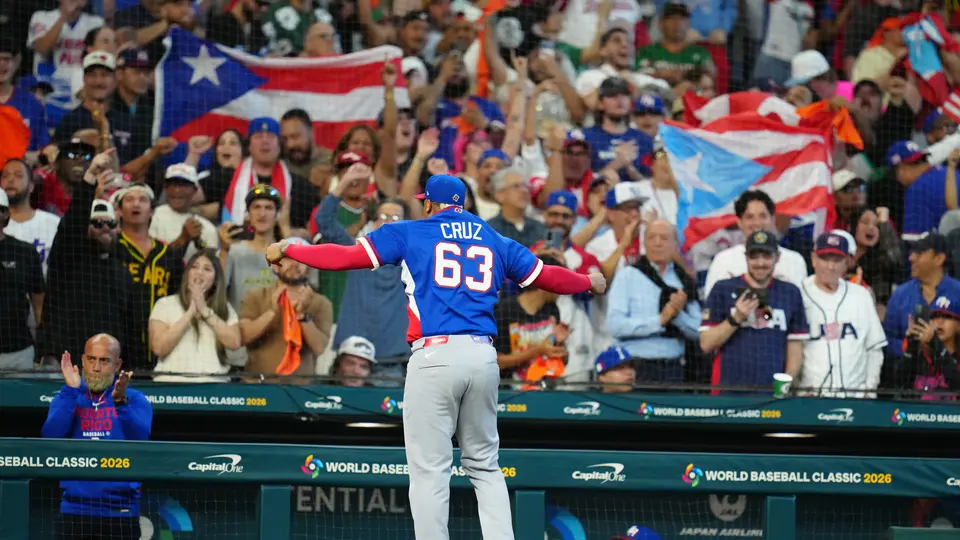 Fernando Cruz de Puerto Rico celebrando con la grada en el Clásico Mundial I AP