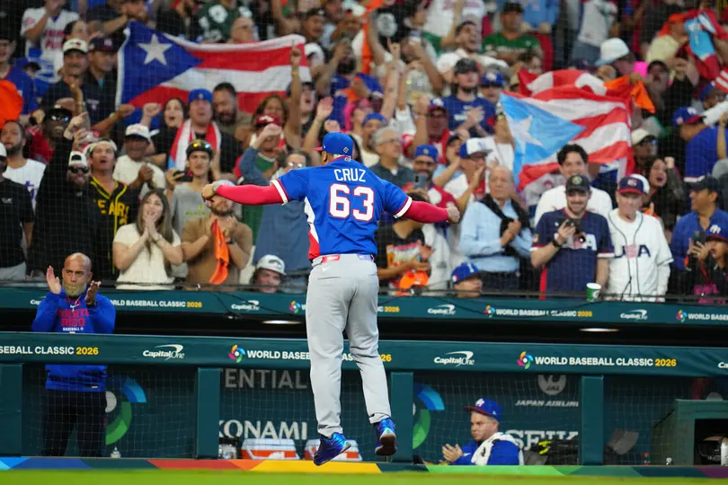 Fernando Cruz de Puerto Rico celebrando con la grada en el Clásico Mundial I AP