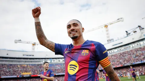 Raphinha festeja en el Camp Nou luego de su hat-trick con Barcelona ante Sevilla | AP