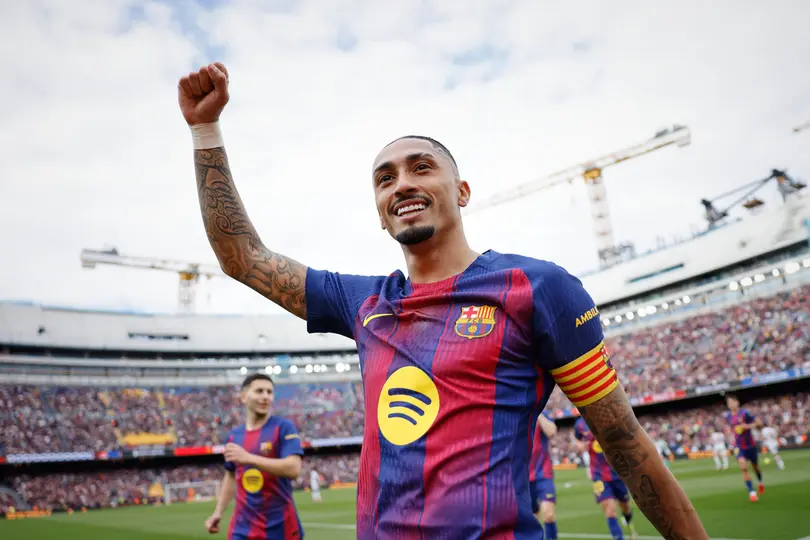 Raphinha festeja en el Camp Nou luego de su hat-trick con Barcelona ante Sevilla | AP