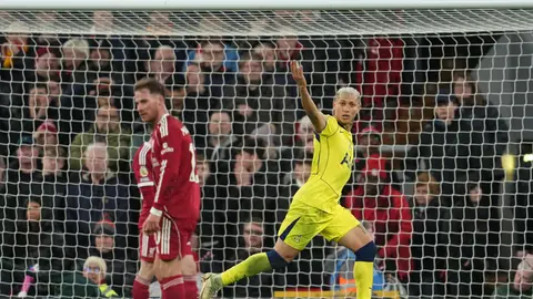 Richarlison de Tottenham anotando a Liverpool en la Premier League I AP