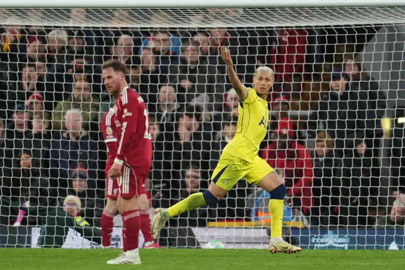 Richarlison de Tottenham anotando a Liverpool en la Premier League I AP