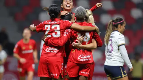 Jugadoras de Toluca en celebración en la victoria ante Pumas en el Clausura 2026 | IMAGO 7