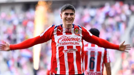 Chivas sigue imparable en casa tras vencer a Santos con la 'Hormiga' como figura