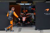 El auto de Óscar Piastri en el garage de McLaren tras su retiro en China | AP