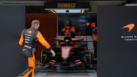El auto de Óscar Piastri en el garage de McLaren tras su retiro en China | AP