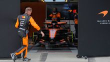 El auto de Óscar Piastri en el garage de McLaren tras su retiro en China | AP