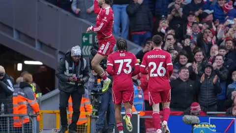 Liverpool celebrando el gol de Dominik Szoboszlai I AP
