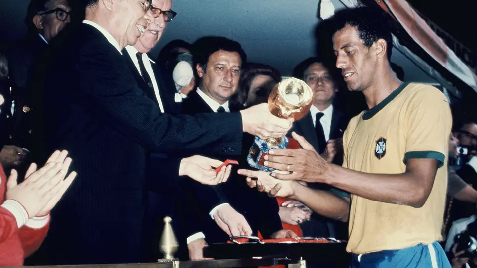 Carlos Alberto recibió la Copa Jules Rimet en México 70 | MEXSPORT