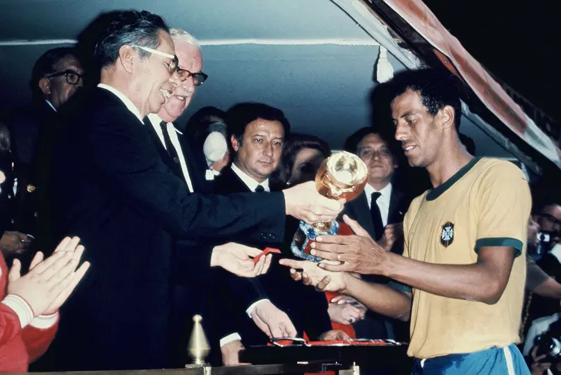 Carlos Alberto recibió la Copa Jules Rimet en México 70 | MEXSPORT