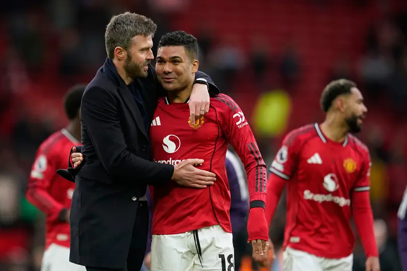 Michael Carrick y Casemiro tras la victoria del Manchester United en Premier League I AP