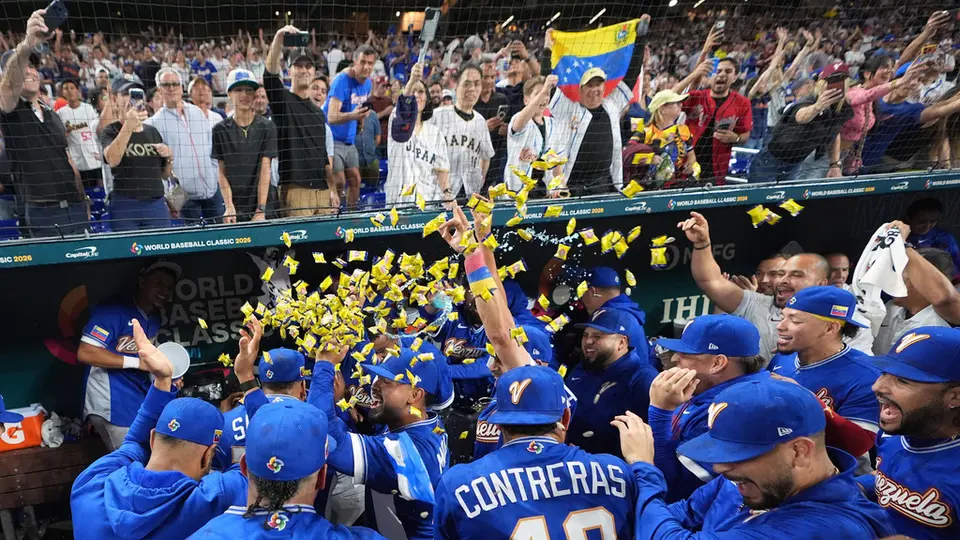 Venezuela celebrando su victoria ante Japón en el Clásico Mundial I AP