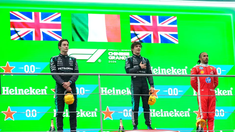 George Russell, Kimi Antonelli y Lewis Hamilton en el podio del Gran Premio de China | AP
