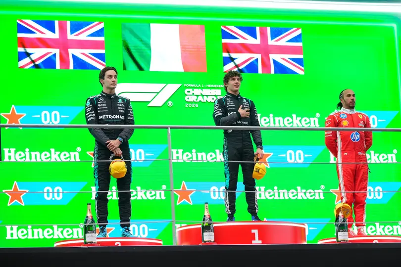 George Russell, Kimi Antonelli y Lewis Hamilton en el podio del Gran Premio de China | AP