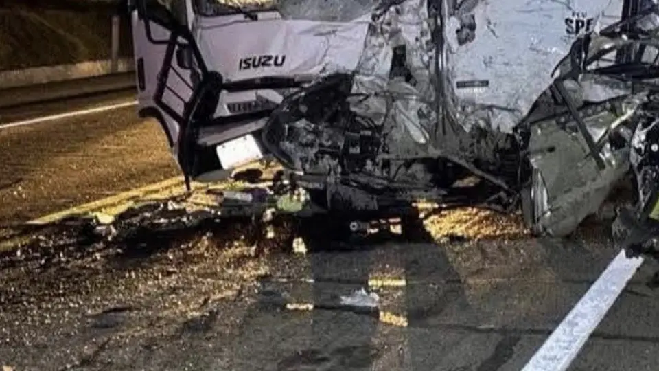 El impacto entre una camioneta y un camión de carga provocó una fuerte movilización de servicios de emergencia./ X:@soyluisgabriel1