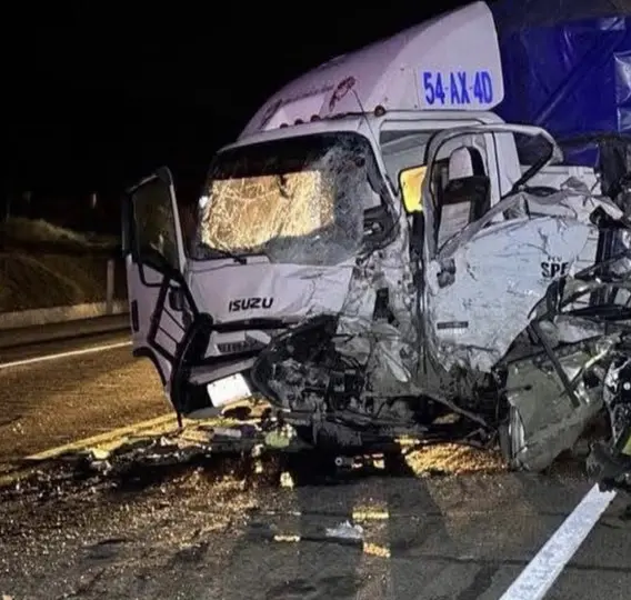El impacto entre una camioneta y un camión de carga provocó una fuerte movilización de servicios de emergencia./ X:@soyluisgabriel1