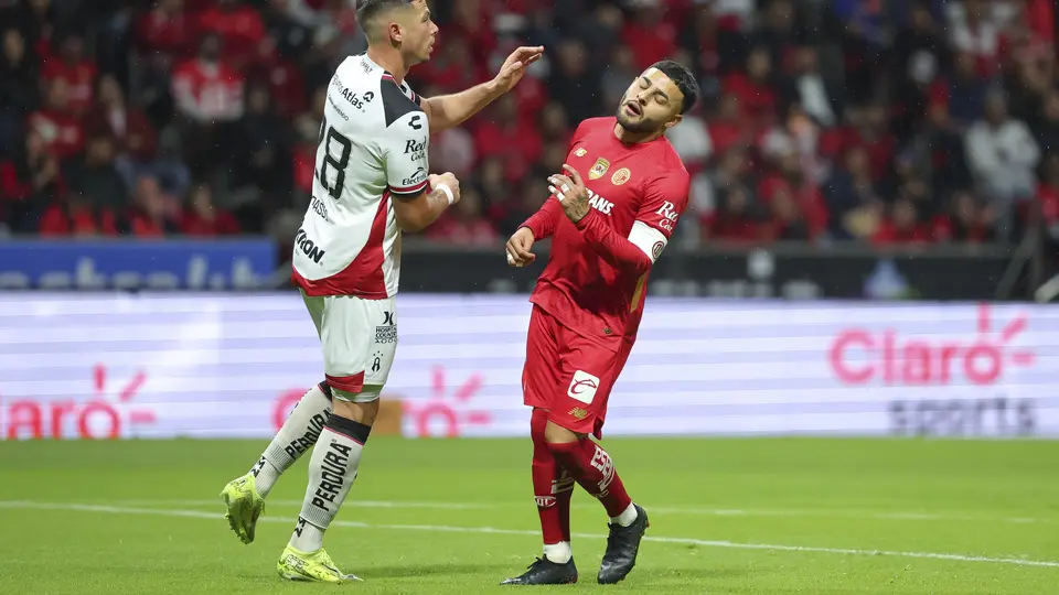 Alexis Vega, jugador de Toluca, ante Atlas | IMAGO7