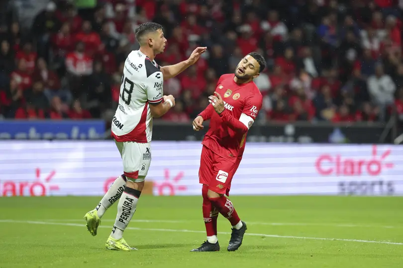 Alexis Vega, jugador de Toluca, ante Atlas | IMAGO7