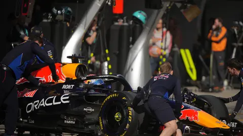 Mecánicos empujan el auto de Max Verstappen en el Gran Premio de China 2026 | AP