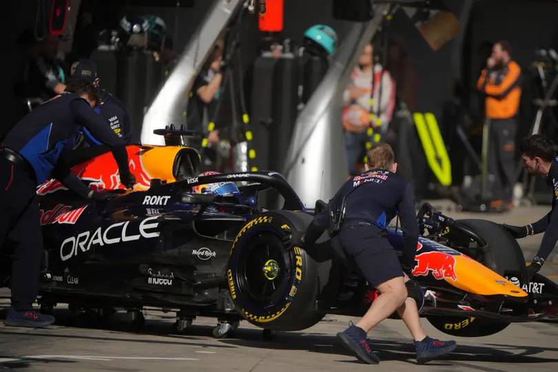 Mecánicos empujan el auto de Max Verstappen en el Gran Premio de China 2026 | AP