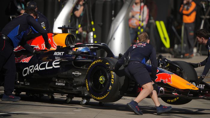 Mecánicos empujan el auto de Max Verstappen en el Gran Premio de China 2026 | AP