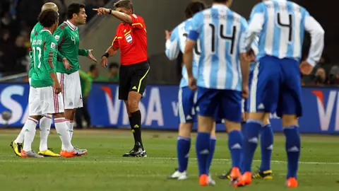 Jugadores de México reclaman al árbitro en el Mundial de Sudáfrica 2010 | MEXSPORT