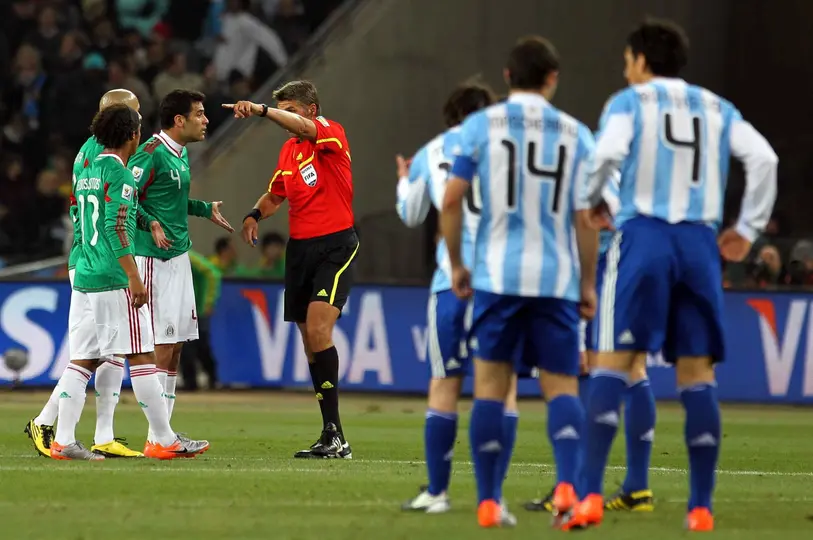 Jugadores de México reclaman al árbitro en el Mundial de Sudáfrica 2010 | MEXSPORT