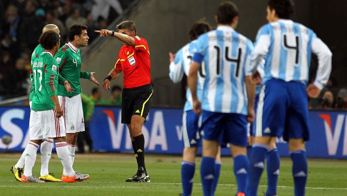 Jugadores de México reclaman al árbitro en el Mundial de Sudáfrica 2010 | MEXSPORT