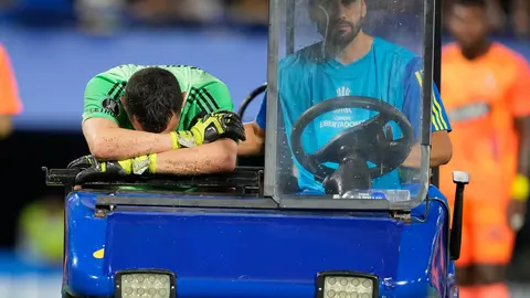 Agustín Marchesín saliendo lesionado en el Boca Juniors y Barcelona SC l AP