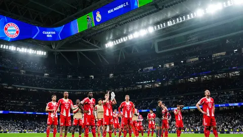 Jugadores de Bayern Munich agradecen a sus fans en el Estadio Santiago Bernabéu en la ida de la serie contra Real Madrid | AP