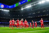 Jugadores de Bayern Munich agradecen a sus fans en el Estadio Santiago Bernabéu en la ida de la serie contra Real Madrid | AP