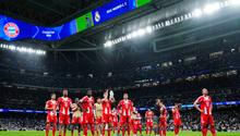 Jugadores de Bayern Munich agradecen a sus fans en el Estadio Santiago Bernabéu en la ida de la serie contra Real Madrid | AP