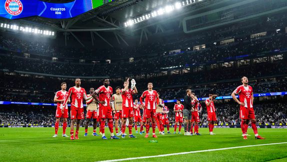 Jugadores de Bayern Munich agradecen a sus fans en el Estadio Santiago Bernabéu en la ida de la serie contra Real Madrid | AP