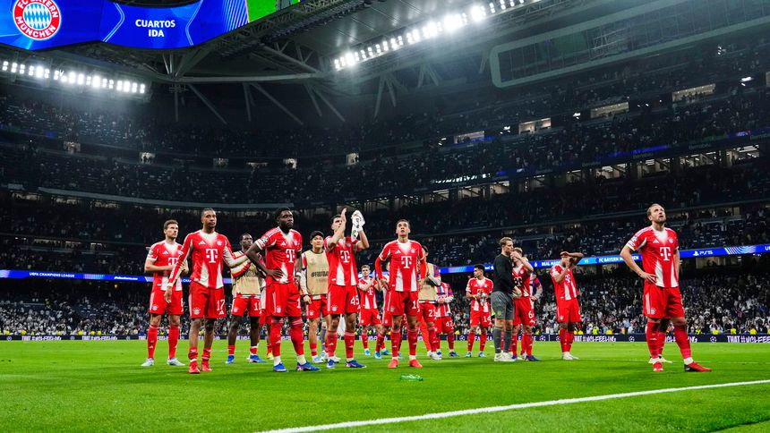 Jugadores de Bayern Munich agradecen a sus fans en el Estadio Santiago Bernabéu en la ida de la serie contra Real Madrid | AP