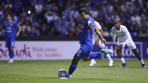 'Toro' Fernández cobra penal | MEXSPORT