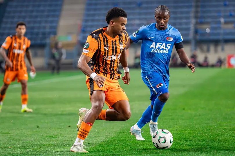 Alisson Santana se enfrenta a Ibrahim Sadiq en el partido entre AZ Alkmaar y Shakhtar Donetsk en Conference League | GROSBY GROUP