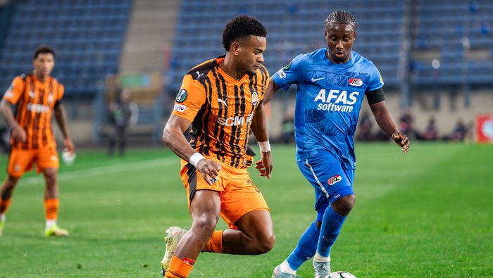 Alisson Santana se enfrenta a Ibrahim Sadiq en el partido entre AZ Alkmaar y Shakhtar Donetsk en Conference League | GROSBY GROUP
