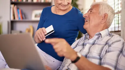 El pago de pensiones del IMSS e ISSSTE no se eliminará ni se cancelará, sólo se recorre / FREEPIK
