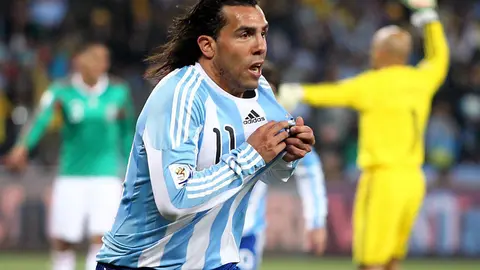Carlos Tévez en celebración con Argentina mientras jugadores de México reclaman en el Mundial de Sudáfrica 2010 | MEXSPORT