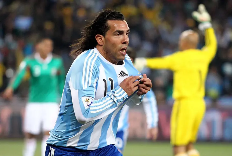Carlos Tévez en celebración con Argentina mientras jugadores de México reclaman en el Mundial de Sudáfrica 2010 | MEXSPORT