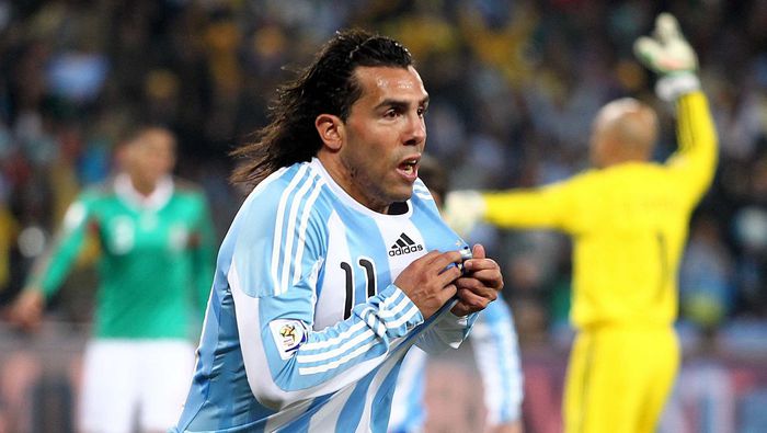 Carlos Tévez en celebración con Argentina mientras jugadores de México reclaman en el Mundial de Sudáfrica 2010 | MEXSPORT