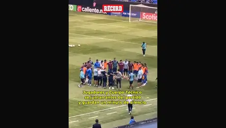 Futbolistas y Cuerpo Técnico de Cruz Azul se reúnen para guardar un minuto de silencio