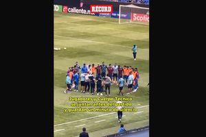 Futbolistas y Cuerpo Técnico de Cruz Azul se reúnen para guardar un minuto de silencio