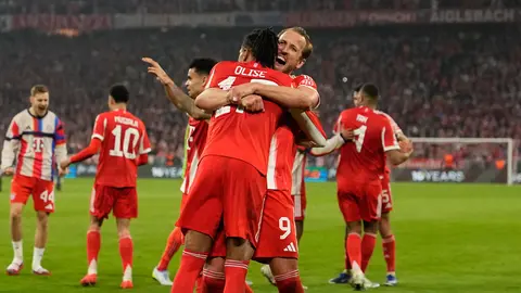 Henry Kane celebrando con Michael Olis del Bayern tras anotar al Real Madrid en Champions I P