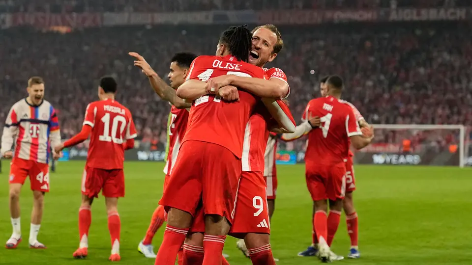 Henry Kane celebrando con Michael Olis del Bayern tras anotar al Real Madrid en Champions I P