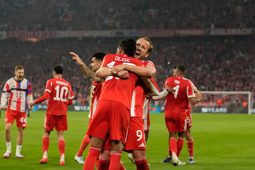 Henry Kane celebrando con Michael Olis del Bayern tras anotar al Real Madrid en Champions I P