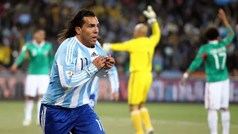 Carlos Tévez en celebración con Argentina mientras jugadores de México reclaman en el Mundial de Sudáfrica 2010 | MEXSPORT